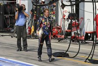 Sementara itu, Sebastian Vettel gagal finish, Hamilton kini terpaut 37 angka dengan jagoan Red Bull itu. REUTERS/Srdjan Suki/Pool.