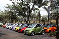 Mobil-mobil kecil smart fortwo sedang berbaris. Karena kecil, dengan lahan terbatas, bisa banyak mobil smart yang diparkir.