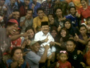 Foke Ajak Ratusan Nelayan Cilincing Bergaya di Depan Kamera