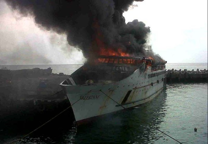 Kapal Penumpang Valerinne Terbakar di Pelabuhan Manado
