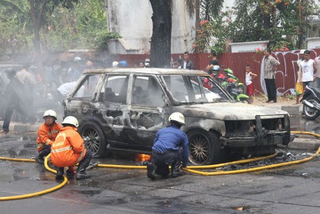 Mobil Range Rover Terbakar di Permata Hijau, Lalin Macet