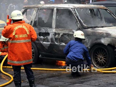 Range Rover Terbakar di Permata Hijau