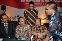 Ketua KPK Abraham Samad berbincang dengan Wakil Ketua KPK Busyro Muqoddas, Wakil Menteri Hukum dan HAM Denny Indrayana, Kepala Pusat Pelaporan dan Analisis Transaksi Keuangan (PPATK) Yunus Husein, dan Direktur Pusat Kajian Anti Korupsi Zainal Arifin Mochtar. (Tri Atmojo).