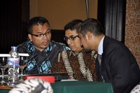 Wakil Menteri Hukum dan HAM Denny Indrayana berbincang dengan Ketua KPK Abraham Samad dan Direktur Pusat Kajian Anti Korupsi Zainal Arifin Mochtar. (Tri Atmojo).