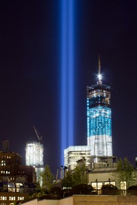 Sebuah lampu berkekuatan tinggi ditembakan ke langit Manhattan, Senin (10/9) waktu setempat. Tribute in light ini menandai  peringatan 911 yang menewaskan lebih dari 3.000 orang. ((Photo by Afton Almaraz/Getty Images)