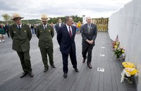 Menteri Pertahanan AS Leon Panetta (kedia dari kanan) melihat karangan bunga di monumen tragedi 911 di Shanksville, Pennsylvania, Senin (10/9) waktu setempat.  (Photo by Jeff Swensen/Getty Images)