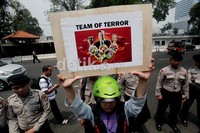 Aksi ini dikawal puluhan polisi berseragam.