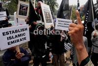 Hari ini 11 tahun lalu, menara kembar WTC New York ditabrak pesawat dan hancur hingga tanah.