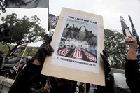 Pendemo beraksi dengan tertib dan membubarkan diri setelah selesai berorasi.