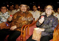 Menhut Zulkifli Hasan dan Menpan Abu Bakar menunjukan pin bebas korupsi. Sejumlah institusi lain juga berjanji melakukan praktik anti korupsi.