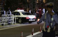 Sebuah mobil polisi memasuki pekarangan rumah Tadahiro Matsushita. Menteri tersebut ditemukan tak bernyawa di kediamannya di Tokyo, ibukota Jepang. Dia pun dilarikan ke rumah sakit dan dipastikan meninggal dunia. REUTERS/Toru Hanai.