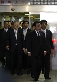Perdana Menteri Jepang, Yoshihiko Noda (kedua dari kanan) melayat jenazah Tadahiro di rumah sakit di Tokyo. REUTERS/Yuriko Nakao.