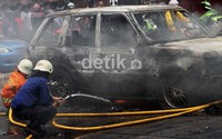 Petugas pemadam kebakaran berusaha memadamkan api. Gus Mun/detikcom.