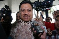 Usai diperiksa, Olly langsung diserbu wartawan. Ramses/detikcom.