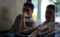 Olly Dondokambey (kiri) berbincang dengan Mirwan Amir di ruang tunggu sebelum dipriksa KPK. Ramses/detikcom.