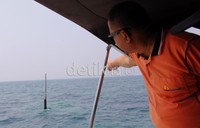 Pulau Ubi, tempat Kartosoewirjo dimakamkan telah tenggalam. Sardjono, salah satu anak Sekarmadji Maridjan Kartosoewirjo tampak menunjuk besi setinggi 2 meter yang dulunya adalah Pulau Ubi.