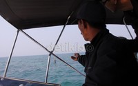 Speed boat pun tidak berani mendekat ke tiang itu karena dangkal, banyak karang. Perjalanan dari Ancol menuju Pulau Ubi sekitar 20 menit.