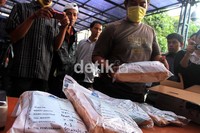 Petugas menunjukan barang bukti sabu yang akan dimusnahkan.