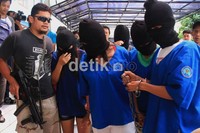 Petugas menggiring para tersangka. Dari 16 tersangkan 5 di antaranya perempuan.