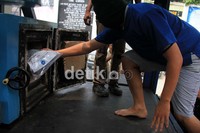 Tersangka memasukkan sabu tersebut kedalam mesin untuk dimusnahkan.