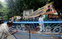 Menurut relawan Jokowi dari Pospera, Mustar Bona Ventura, pihaknya keberatan karena spanduk tersebut dipasang di wilayah pendidikan.
