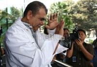 KPK menangkap dua warga Malaysia, Azmi dan Hasan pada 13 Juni 2012, bersama Neneng Sri Wahyuni, istri mantan Bendahara Umum Partai Demokrat Muhammad Nazaruddin. Ramses/detikcom.