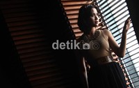 Fanny berpose di depan kamera.
