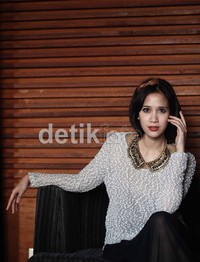 Pose Fanny di depan kamera.