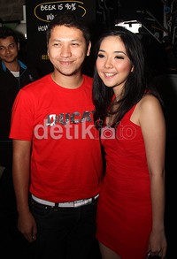 Gading dan Gisel kompak merah-merah. (Gusmun/detikHot).