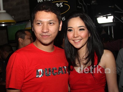 Gading Marten & Gisel Kompak Merah-merah