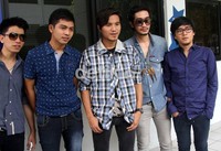 Jeje Govinda eksis dengan kacamata hitamnya. Gus Mun/detikHOT.