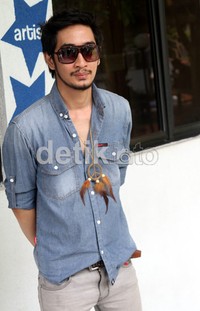 Mantan kekasih Nuri Maulida itu bergaya casual dengan dibalut kemeja denimnya. Gus Mun/detikHOT.