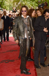 Jaket kulit ala biker Johnny Depp. Jason Merritt/Getty Images.