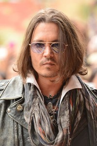 Dibalut jaket kulitnya serta scarf dan aksesoris kalung, Depp menghadiri premiere West Of Memphis dalam acara Toronto International Film Festival 2012 di Ryerson Theatre, Toronto, Sabtu (8/9/2012). Jason Merritt/Getty Images.