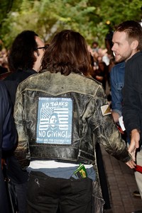 Detail jaket kulit Johnny Depp. Jason Merritt/Getty Images.