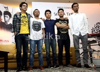 David, Reza, Ariel, Uki, dan Lukman berpose usai menggelar jumpa pers bertajuk Semua Tentang NOAH yang digelar di Senayan City, Jakarta, Selasa (11/9/2012).
