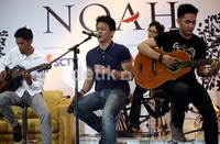 NOAH juga turut menghibur para wartawan dengan menyanyikan lagu Separuh Aku.