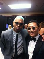 Psy Foto Bareng Seleb di MTV VMA 2012