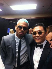 Psy berpose bareng Chris Brown di acara MTV VMA 2012 yang digelar beberapa waktu lalu. (dok. Twitter)