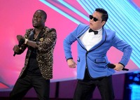 Ia pun berkesempatan untuk mendampingi Kevin Hart sebagai MC di atas panggung. (Getty Images)