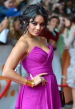 Vanessa Hudgens Tampil Anggun dan Menawan