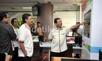 Menpora Andi Mallarangeng dan Menteri Dalam Negeri Gamawan Fauzi meninjau fasilitas Media Centre Pusat PON. Hardani Tri Yoga/detikSport.