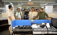 Keempat menteri tersebut berkeliling ruangan. Hardani Tri Yoga/detikSport.