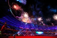 Warna-warni kembang api menghiasi langit di atas lapangan Stadion Utama Riau.