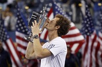 Andy Murray mencium tropi Grand Slam pertamanya. REUTERS/Kevin Lamarque.