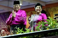 Presiden SBY yang didampingi Ibu Ani menyaksikan parade kontingen 33 provinsi.