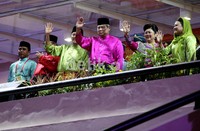 Presiden SBY, Ibu Ani, dan Menpora Andi Mallarangeng melambaikan tangan kepada kontingen peserta PON.