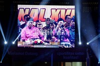 Ibu Ani mengabadikan parade kontingen 33 provinsi dengan kameranya.