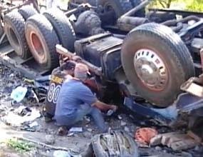 Trailer Terbalik, Sepasang Kekasih Tewas Terjepit Kabin
