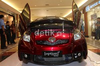 Pintu gunting juga diselipkan di tubuh Yaris milik Giovanni Reinaldo.